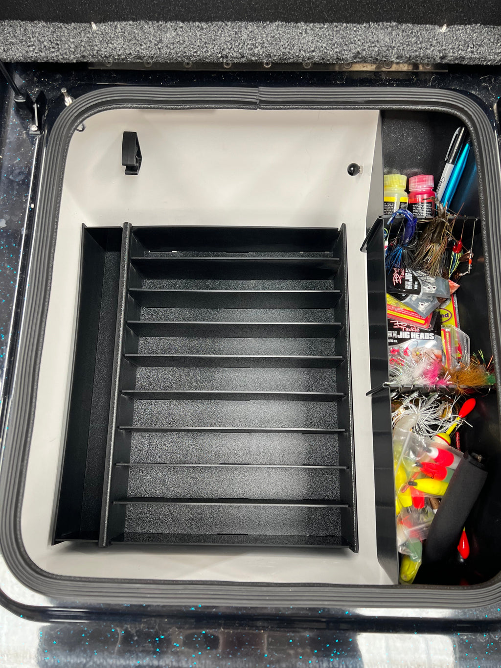 NPDBC0016 2025 BASS CAT CARACAL STS COMPARTMENT 2 WITH SIDE TRAY