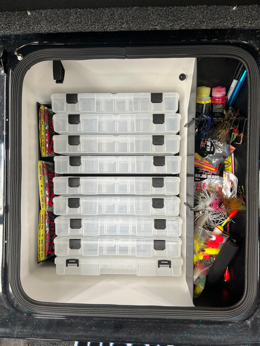 NPDBC0016 2025 BASS CAT CARACAL STS COMPARTMENT 2 WITH SIDE TRAY